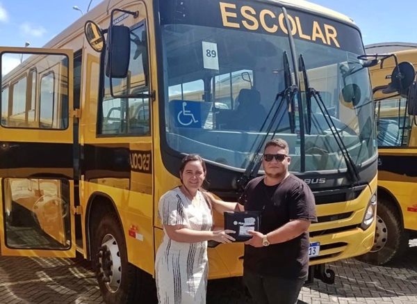 Estudantes da rede municipal de Poço José de Moura são beneficiados com novo ônibus escolar poco1 - Estudantes da rede municipal de Poço José de Moura são beneficiados com novo ônibus escolar