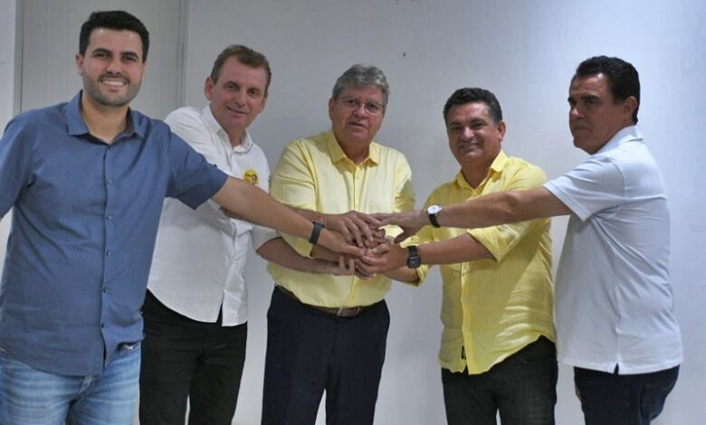 EDUCAÇÃO: Governo do Estado publica licitação para construção de escola na Bandarra; prefeito Luiz Claudino e vice Régis Morais agradecem empenho de Wilson Santiago e Chico Mendes wilson 780x470 - EDUCAÇÃO: Governo do Estado publica licitação para construção de escola na Bandarra; prefeito Luiz Claudino e vice Régis Morais agradecem empenho de Wilson Santiago e Chico Mendes