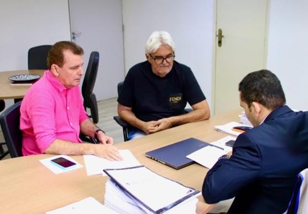 Ao lado do deputado Chico Mendes, Prefeito Paulo Braz tem audiência com o secretário de Saúde do Estado, Jhony Bezerra em busca de novos pleitos para Poço José de Moura paulo1 - Ao lado do deputado Chico Mendes, Prefeito Paulo Braz tem audiência com o secretário de Saúde do Estado, Jhony Bezerra em busca de novos pleitos para Poço José de Moura