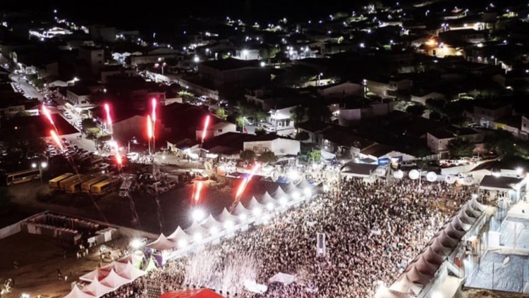 No Sertão: Felipe Amorim leva multidão para o primeiro dia do Festival Micaranhas em São José de Piranhas FA - No Sertão: Felipe Amorim leva multidão para o primeiro dia do Festival Micaranhas em São José de Piranhas