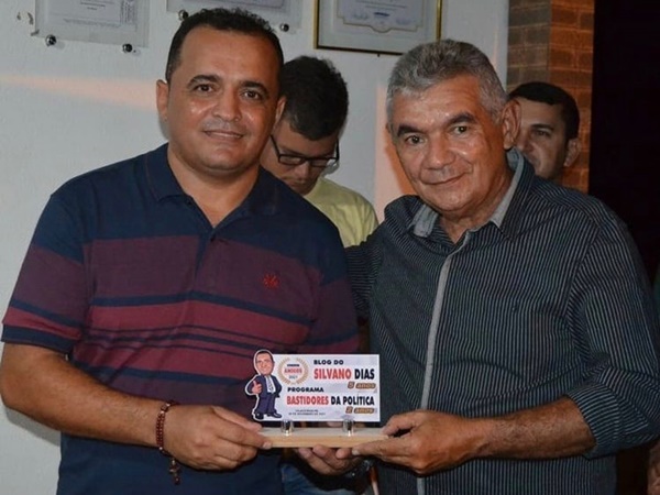 FOGO AMIGO: Integrantes da oposição de São João do Rio do Peixe estariam articulando filiação ao PSD e vereador Dadái de Isidro poderá ficar isolado no PP SILVANO - FOGO AMIGO: Integrantes da oposição de São João do Rio do Peixe estariam articulando filiação ao PSD e vereador Dadái de Isidro poderá ficar isolado no PP