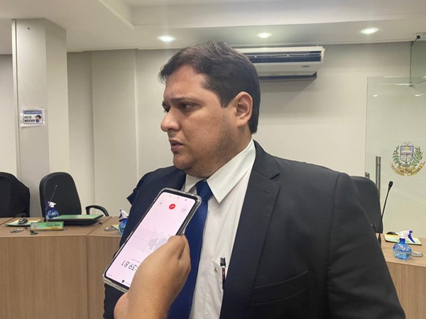 Em Sousa: Presidente da Câmara lamenta que estudantes podem ficar sem diploma ‘‘aluno nota 10’’ por falta de compromisso da secretaria de educação novinho - Em Sousa: Presidente da Câmara lamenta que estudantes podem ficar sem diploma ‘‘aluno nota 10’’ por falta de compromisso da secretaria de educação