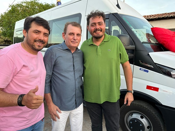 n2 - Em Nazarezinho: Prefeito Marcelo Vale ao lado do deputado Chico Mendes entrega obra de pavimentação, iluminação e Van para a população.