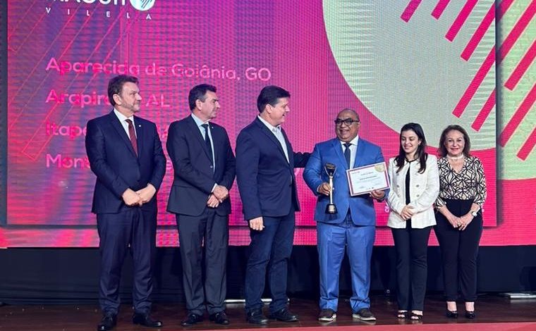 Em Brasília: Prefeito Marcos Eron recebe prêmio ‘‘Boas práticas em gestão municipal’’ que destaca avanços na educação de Monte Horebe marcos eron 760x470 - Em Brasília: Prefeito Marcos Eron recebe prêmio ‘‘Boas práticas em gestão municipal’’ que destaca avanços na educação de Monte Horebe