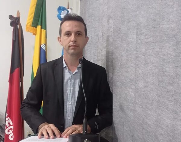Valderan Queiroga vence enquete como o vereador mais atuante de São Domingo; VEJA RESULTADO. valderan2 600x470 - Valderan Queiroga vence enquete como o vereador mais atuante de São Domingo; VEJA RESULTADO.