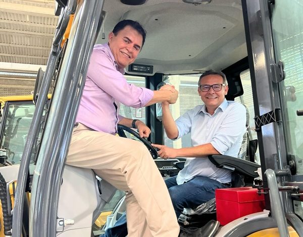 Prefeito João Cléber celebra aquisição de retroescavadeira para impulsionar agricultura em Santa Helena JOAOC 600x470 - Prefeito João Cléber celebra aquisição de retroescavadeira para impulsionar agricultura em Santa Helena