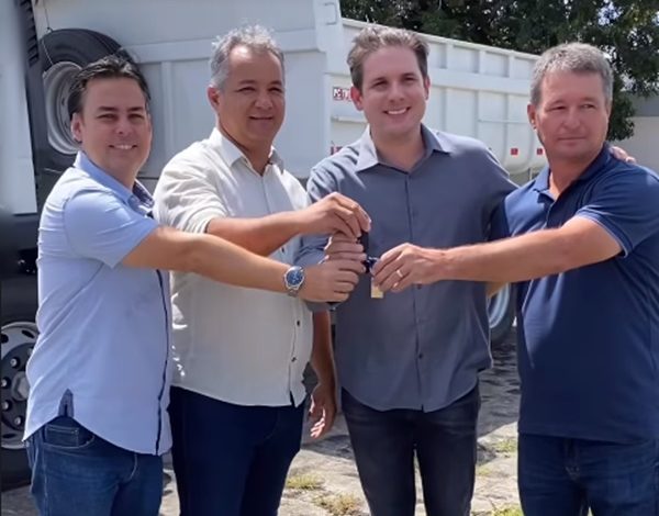 Prefeito Geroncio Junior recebe Caminhão Caçamba via Codevasf articulado pelo deputado Hugo Motta SF 600x470 - Prefeito Geroncio Junior recebe Caminhão Caçamba via Codevasf articulado pelo deputado Hugo Motta