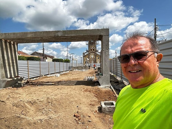 ceninha 1 - Prefeito Ceninha Lucena visita obra de construção da Praça Central Corsina Arruda em Bonito de Santa Fé