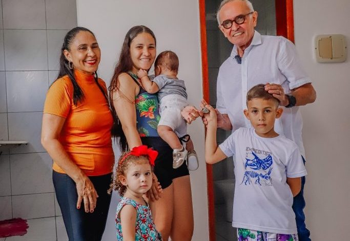 Cícero Lucena entrega chaves dos imóveis para mais duas famílias beneficiadas cicero 1 683x470 - Cícero Lucena entrega chaves dos imóveis para mais duas famílias beneficiadas