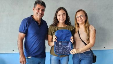 mochila sd1 390x220 - Em São Domingos: Secretaria de Educação entrega mochilas aos alunos da Rede Municipal