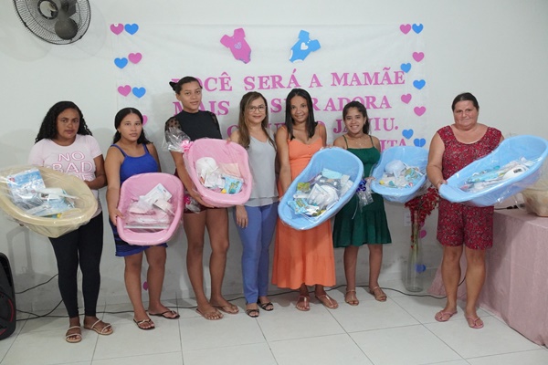 Prefeitura de São Domingos realiza entrega de kits bebê para gestantes do município SD - Prefeitura de São Domingos realiza entrega de kits bebê para gestantes do município