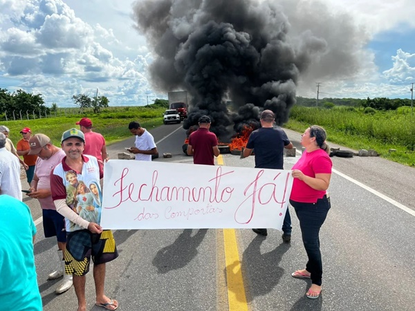 EM SOUSA: Irrigantes e agricultores das Várzeas e região interditam BR-230 em protesto SOUSA 2 - EM SOUSA: Irrigantes e agricultores das Várzeas e região interditam BR-230 em protesto