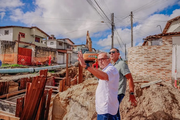 jp1 - João Pessoa: Prefeito inspeciona obras de drenagem que deve ser solução definitiva para alagamentos no Conjunto Esplanada