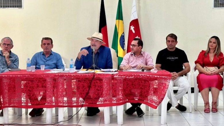 CAJAZEIRAS: Em coletiva de imprensa, Jeová lamenta comportamento e postura de Corrinha Delfino: “Falsificaram assinaturas e usaram CPF’s de terceiros” CZ - CAJAZEIRAS: Em coletiva de imprensa, Jeová lamenta comportamento e postura de Corrinha Delfino: “Falsificaram assinaturas e usaram CPF’s de terceiros”