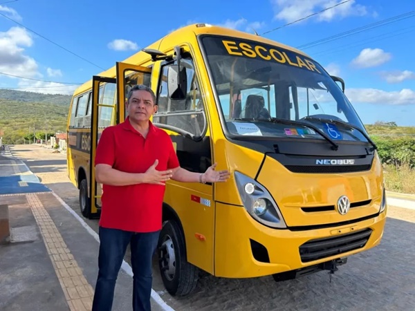 Em Joca Claudino: Prefeito Rinaldo Cipriano entrega mais um ônibus e reforça frota da educação Rinaldo - Em Joca Claudino: Prefeito Rinaldo Cipriano entrega mais um ônibus e reforça frota da educação