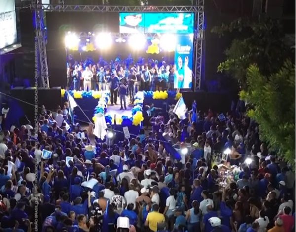Gilbertão e André Gadelha realizam passeata e comício na cidade de Sousa e empolgam apoiadores 2ss 600x470 - Gilbertão e André Gadelha realizam passeata e comício na cidade de Sousa e empolgam apoiadores