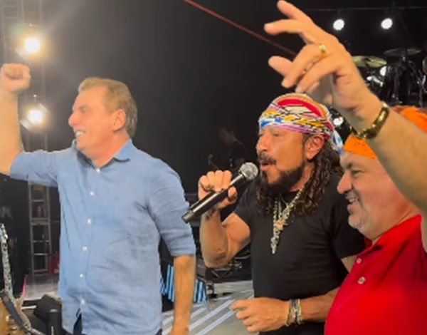 Ao lado do prefeito Luiz Claudino, Deputado Chico Mendes é ovacionado em show de Bell Marques durante as festividades dos 143 anos de São João do Rio do Peixe chicobell 600x470 - Ao lado do prefeito Luiz Claudino, Deputado Chico Mendes é ovacionado em show de Bell Marques durante as festividades dos 143 anos de São João do Rio do Peixe