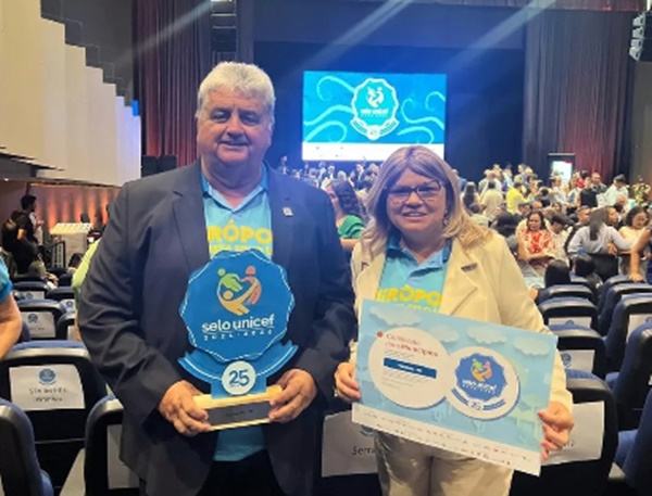 Vieirópolis: Prefeito Célio da Usina recebe certificado e troféu do Selo Unicef 2v - Vieirópolis: Prefeito Célio da Usina recebe certificado e troféu do Selo Unicef