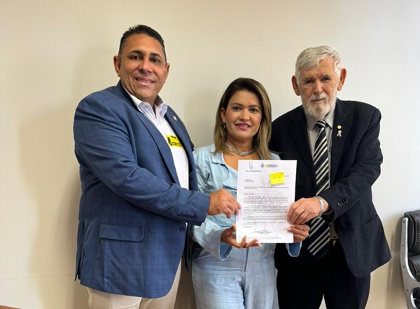 Em Brasília, Prefeito João Neto entrega pedido de emenda para o deputado federal Luiz Couto para causa animal de Aparecida APARECIDA - Em Brasília, Prefeito João Neto entrega pedido de emenda para o deputado federal Luiz Couto para causa animal de Aparecida