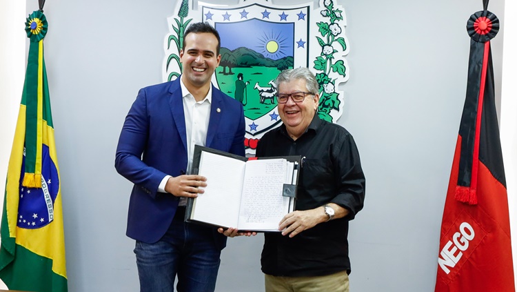 GOV - João Azevêdo transmite cargo para vice-governador Lucas Ribeiro