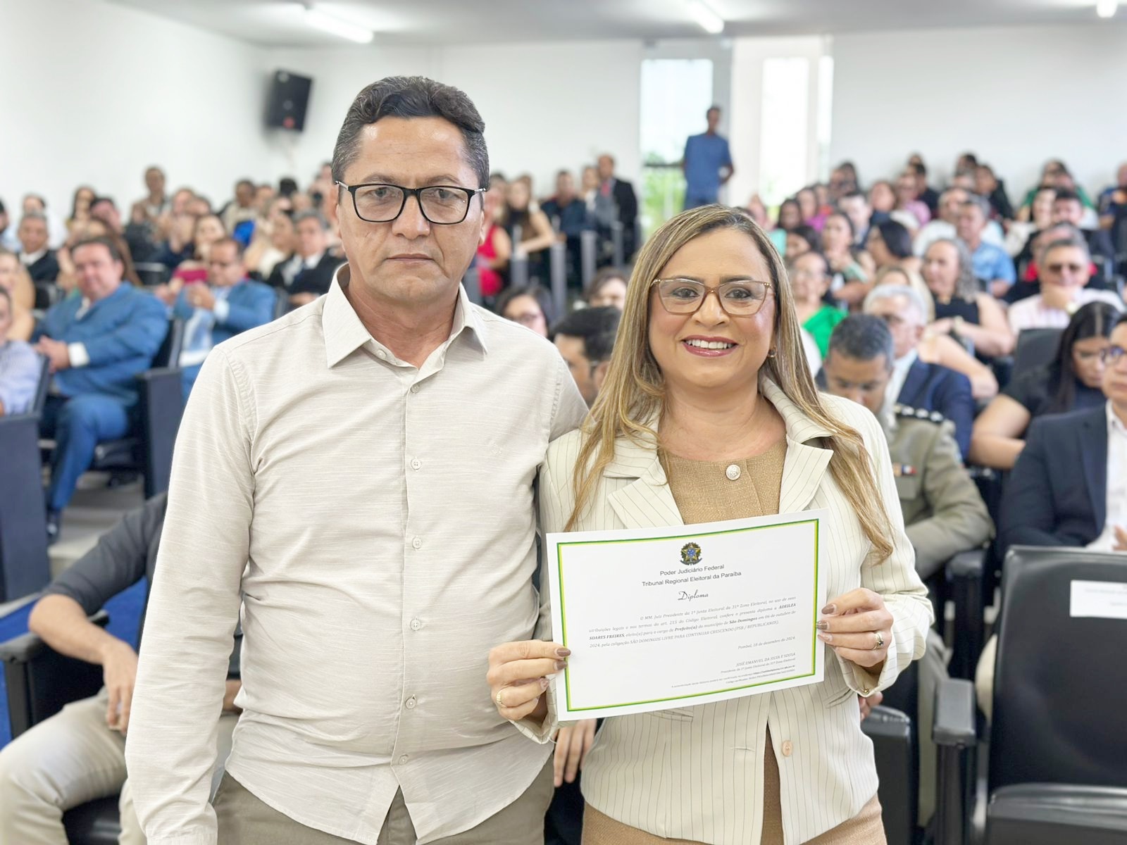 Prefeita reeleita de São Domingos, Adeilza Soares, vice eleito, Leonardo e vereadores são diplomados ADEILZASD - Prefeita reeleita de São Domingos, Adeilza Soares, vice eleito, Leonardo e vereadores são diplomados