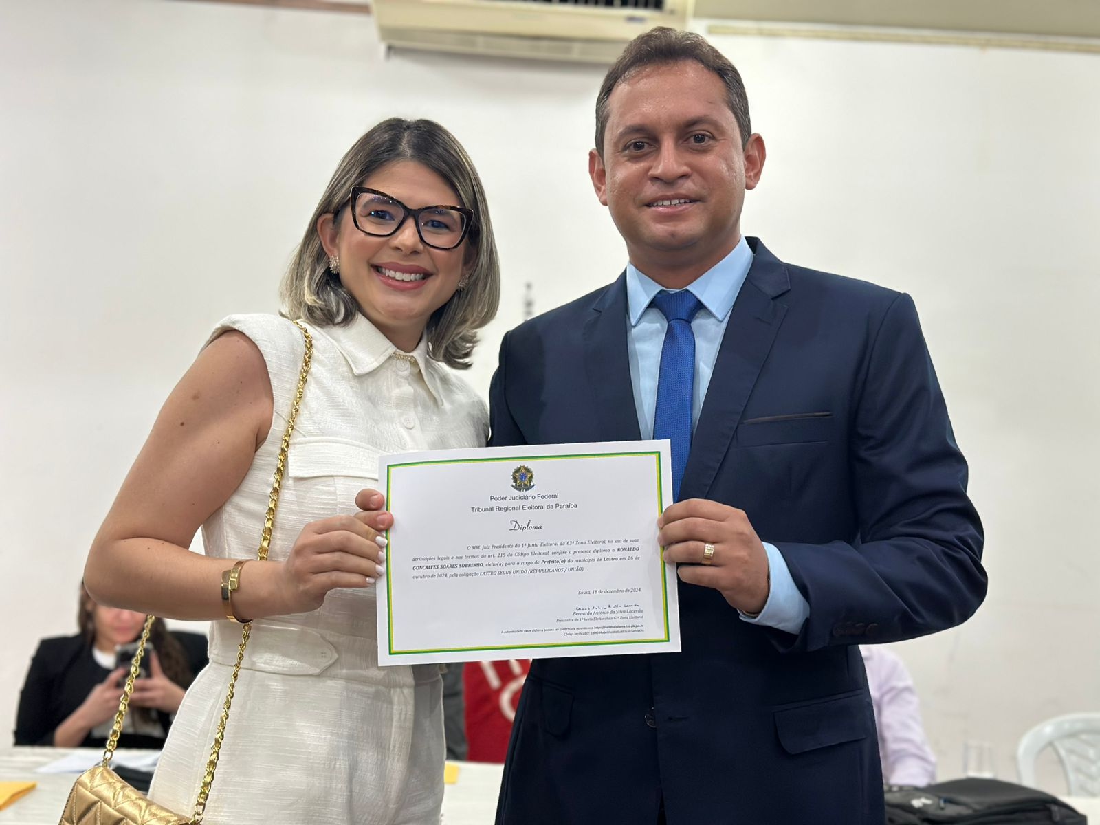 PRESENTE: Justiça Eleitoral diploma prefeito eleito do Lastro, Dr. Ronaldo Gonçalves no dia do seu aniversário Ronaldo2 - PRESENTE: Justiça Eleitoral diploma prefeito eleito do Lastro, Dr. Ronaldo Gonçalves no dia do seu aniversário