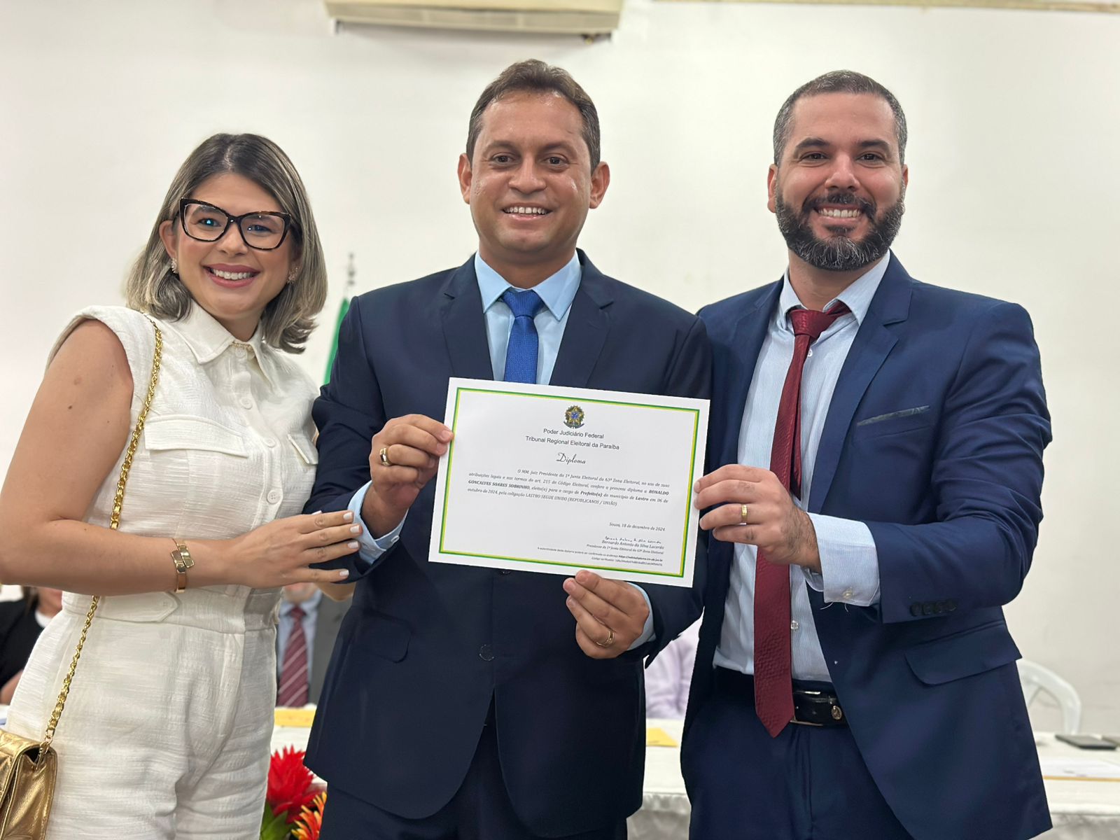 PRESENTE: Justiça Eleitoral diploma prefeito eleito do Lastro, Dr. Ronaldo Gonçalves no dia do seu aniversário Ronaldo3 - PRESENTE: Justiça Eleitoral diploma prefeito eleito do Lastro, Dr. Ronaldo Gonçalves no dia do seu aniversário