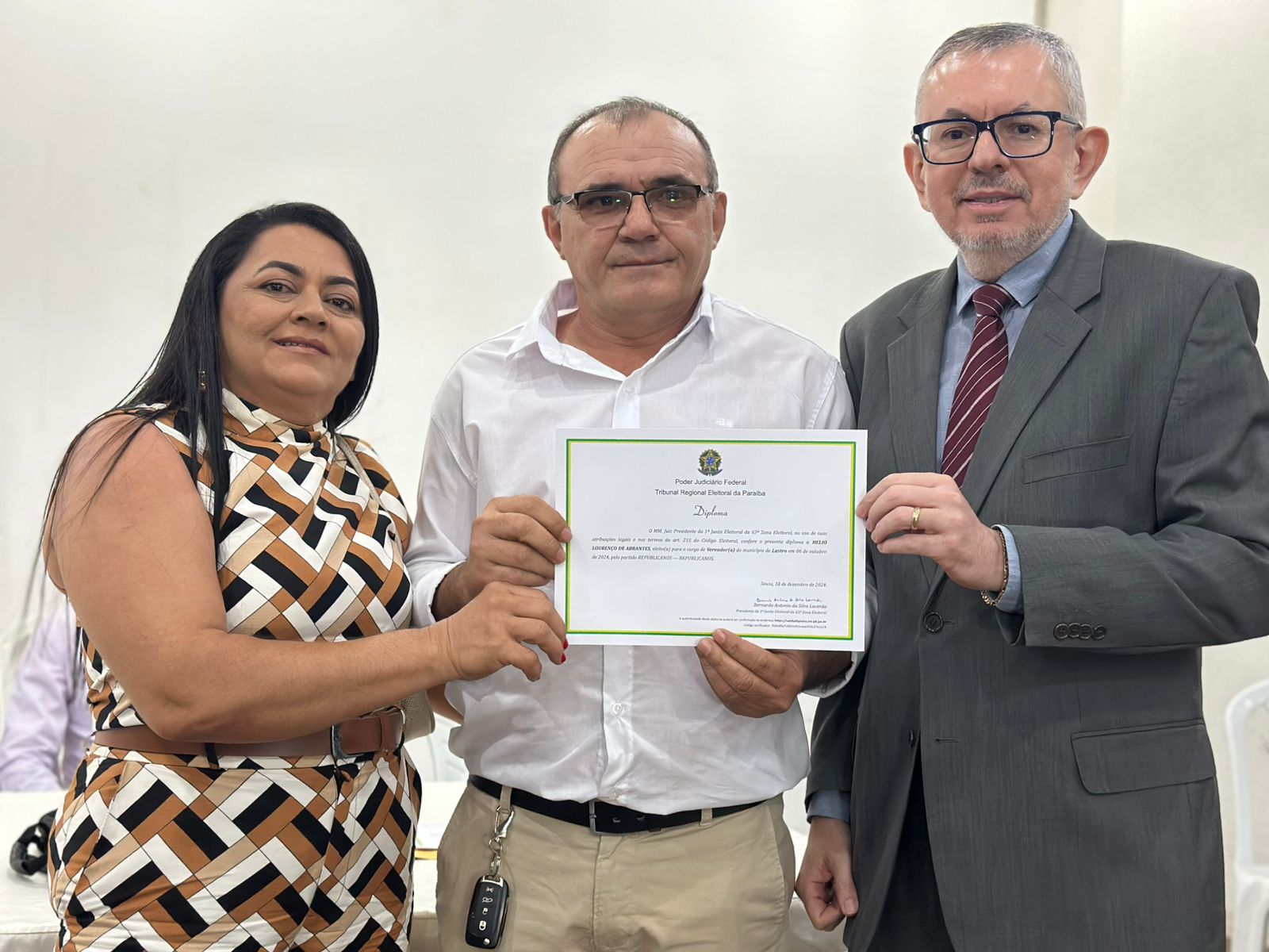 PRESENTE: Justiça Eleitoral diploma prefeito eleito do Lastro, Dr. Ronaldo Gonçalves no dia do seu aniversário Ronaldo7 - PRESENTE: Justiça Eleitoral diploma prefeito eleito do Lastro, Dr. Ronaldo Gonçalves no dia do seu aniversário