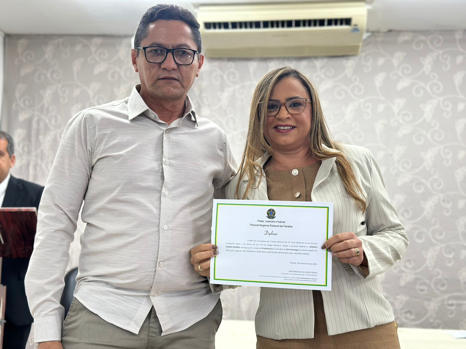 Prefeita reeleita de São Domingos, Adeilza Soares, vice eleito, Leonardo e vereadores são diplomados SD02 - Prefeita reeleita de São Domingos, Adeilza Soares, vice eleito, Leonardo e vereadores são diplomados
