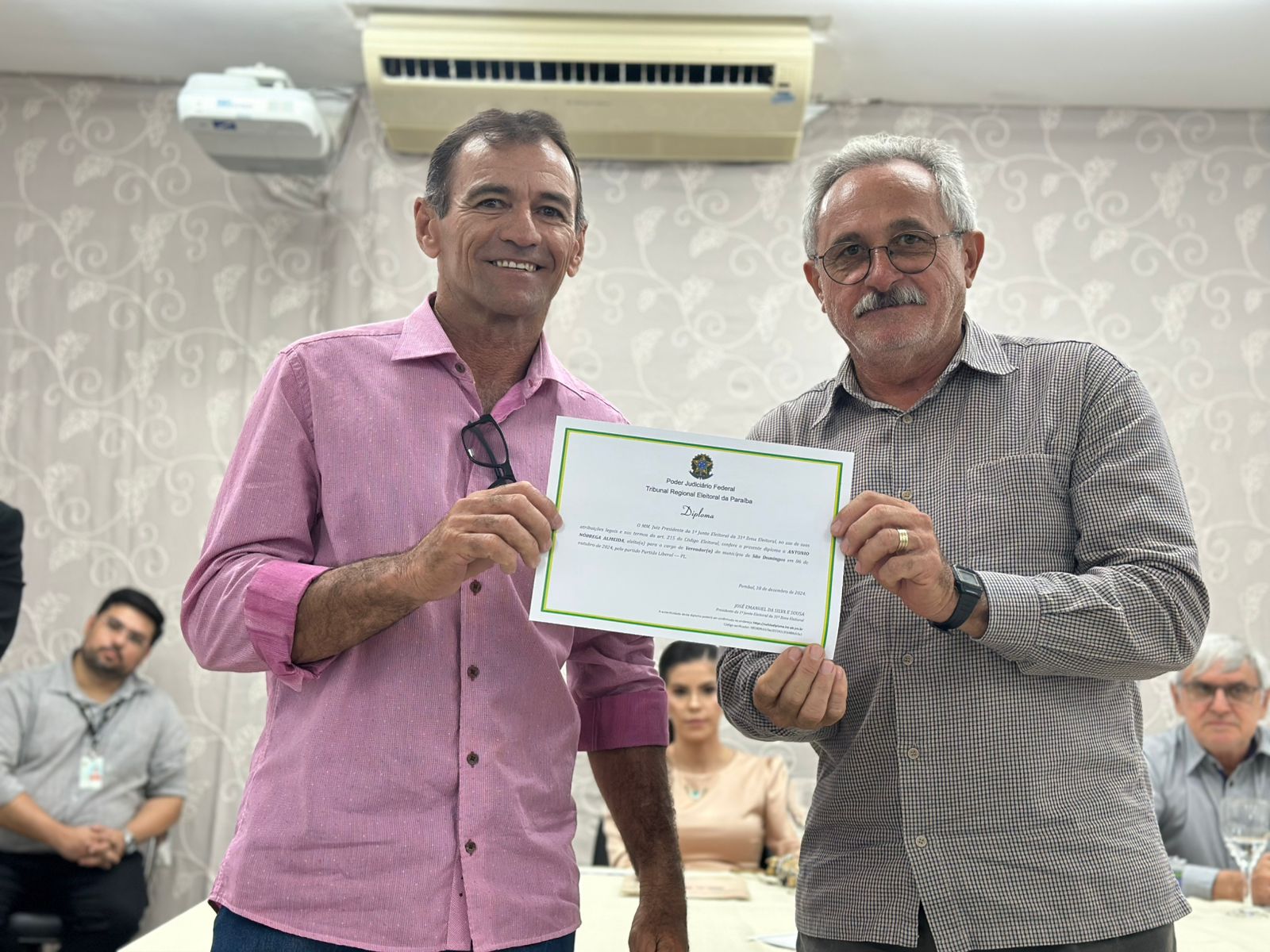 Prefeita reeleita de São Domingos, Adeilza Soares, vice eleito, Leonardo e vereadores são diplomados SD05 - Prefeita reeleita de São Domingos, Adeilza Soares, vice eleito, Leonardo e vereadores são diplomados
