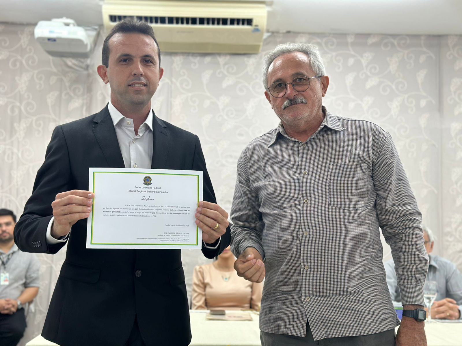 Prefeita reeleita de São Domingos, Adeilza Soares, vice eleito, Leonardo e vereadores são diplomados SD06 - Prefeita reeleita de São Domingos, Adeilza Soares, vice eleito, Leonardo e vereadores são diplomados