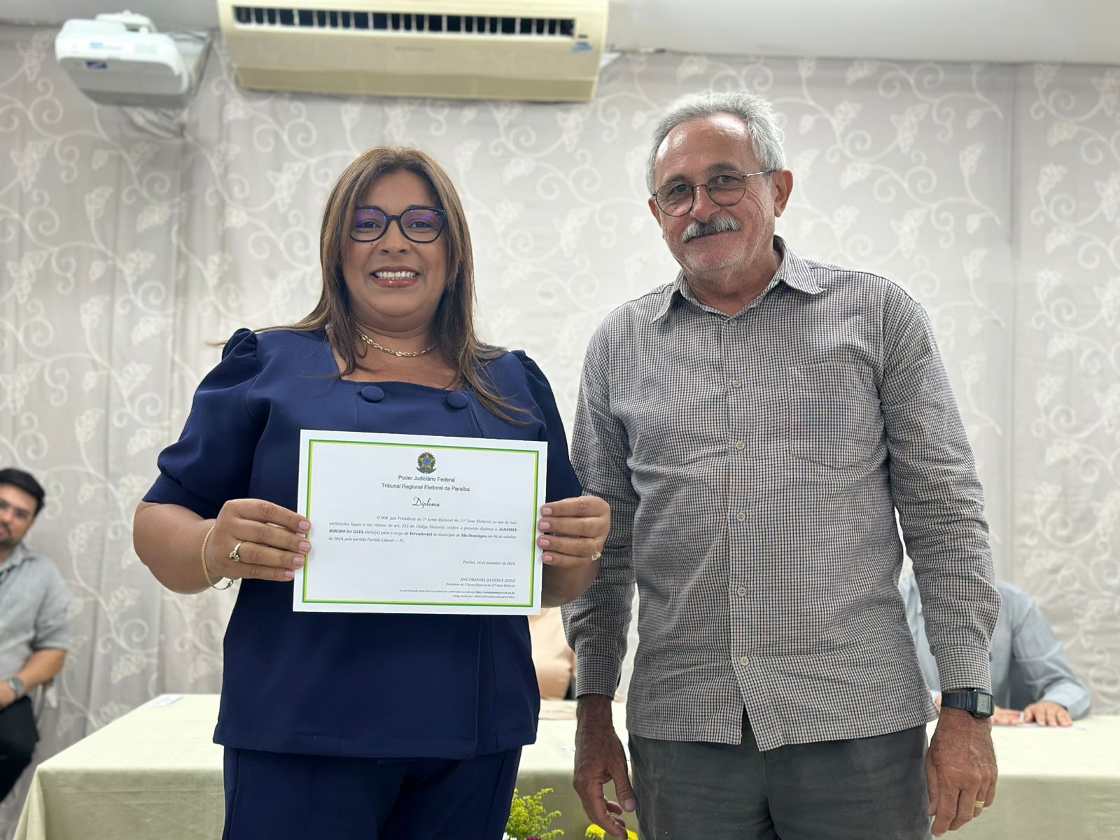 Prefeita reeleita de São Domingos, Adeilza Soares, vice eleito, Leonardo e vereadores são diplomados SD08 - Prefeita reeleita de São Domingos, Adeilza Soares, vice eleito, Leonardo e vereadores são diplomados
