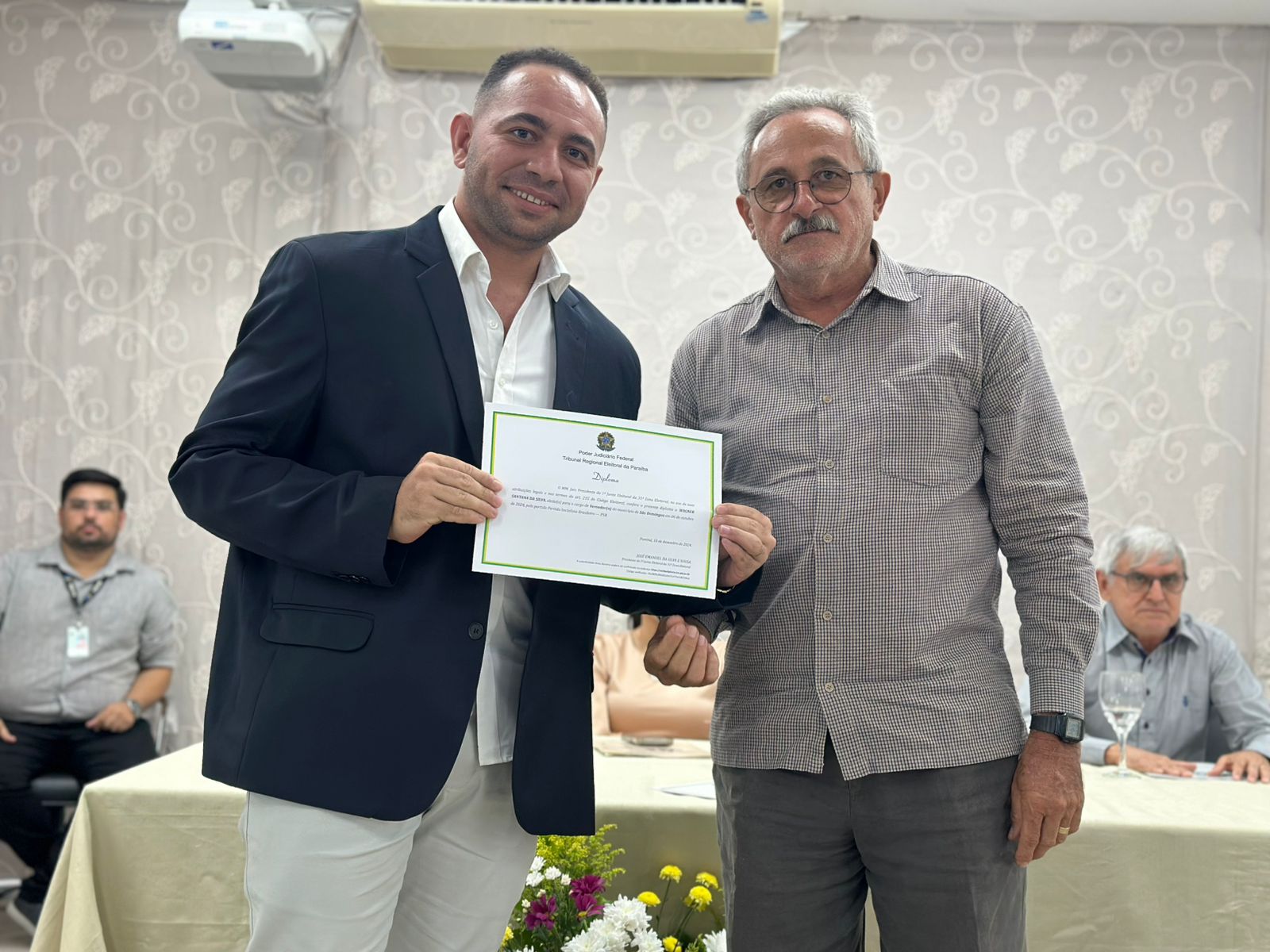 Prefeita reeleita de São Domingos, Adeilza Soares, vice eleito, Leonardo e vereadores são diplomados SD09 - Prefeita reeleita de São Domingos, Adeilza Soares, vice eleito, Leonardo e vereadores são diplomados