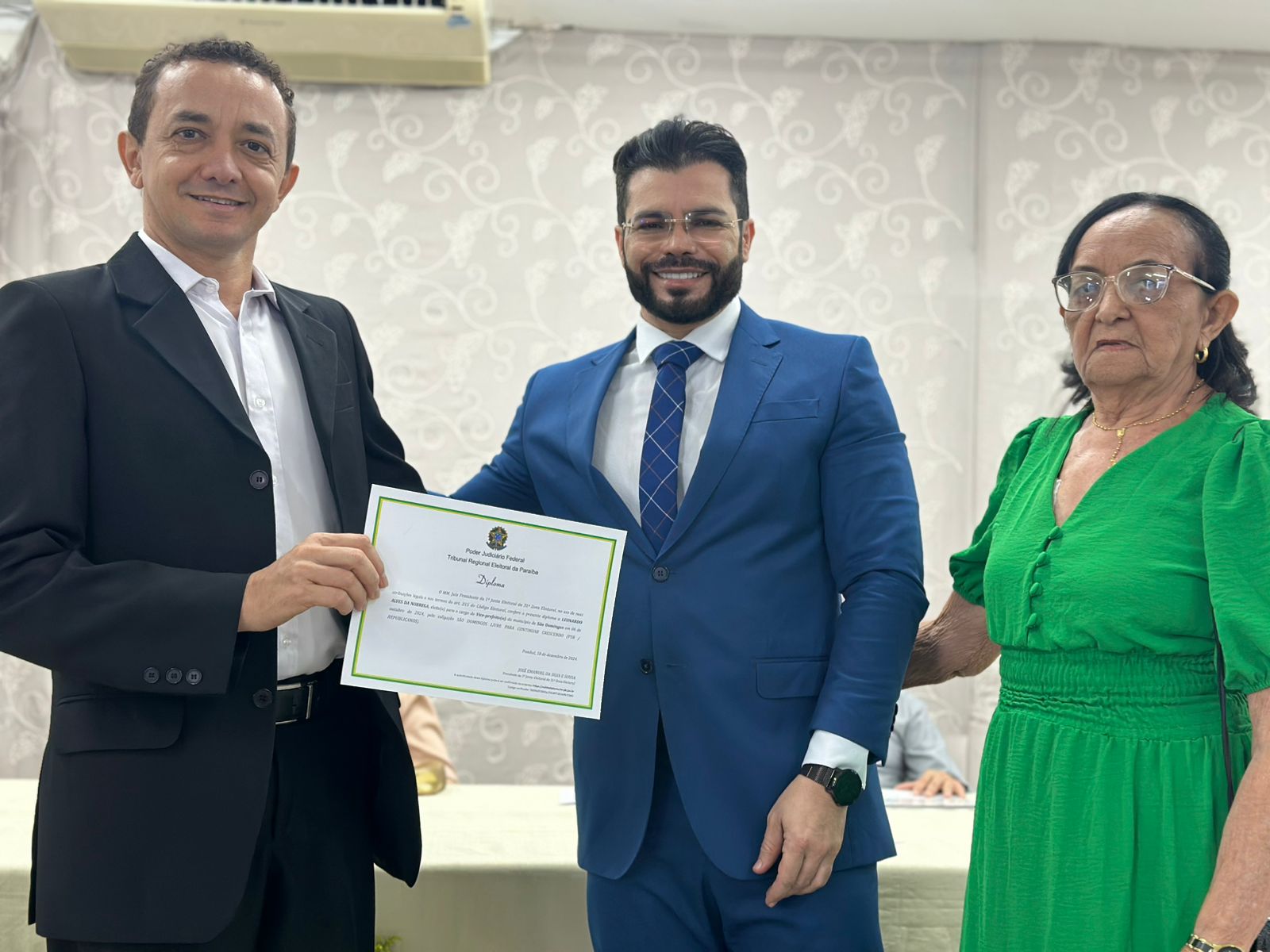 Prefeita reeleita de São Domingos, Adeilza Soares, vice eleito, Leonardo e vereadores são diplomados leo1 - Prefeita reeleita de São Domingos, Adeilza Soares, vice eleito, Leonardo e vereadores são diplomados