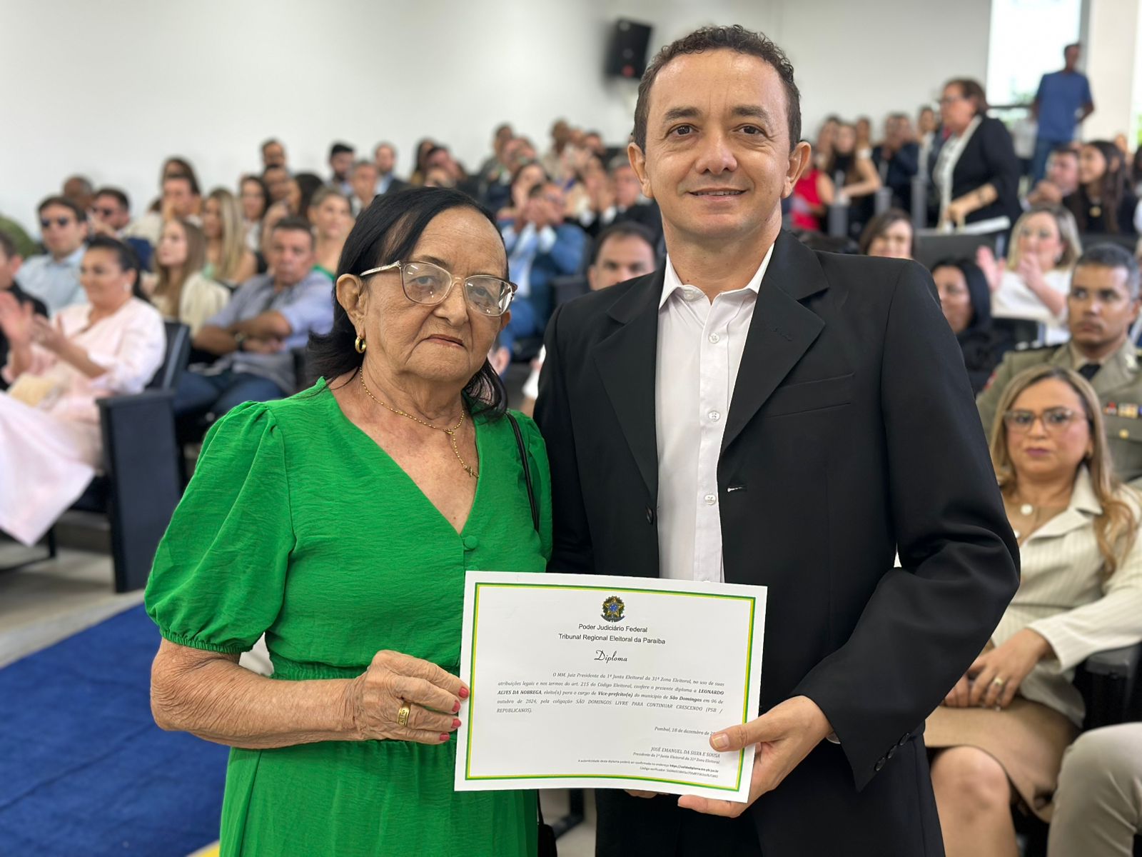 Prefeita reeleita de São Domingos, Adeilza Soares, vice eleito, Leonardo e vereadores são diplomados leo2 - Prefeita reeleita de São Domingos, Adeilza Soares, vice eleito, Leonardo e vereadores são diplomados