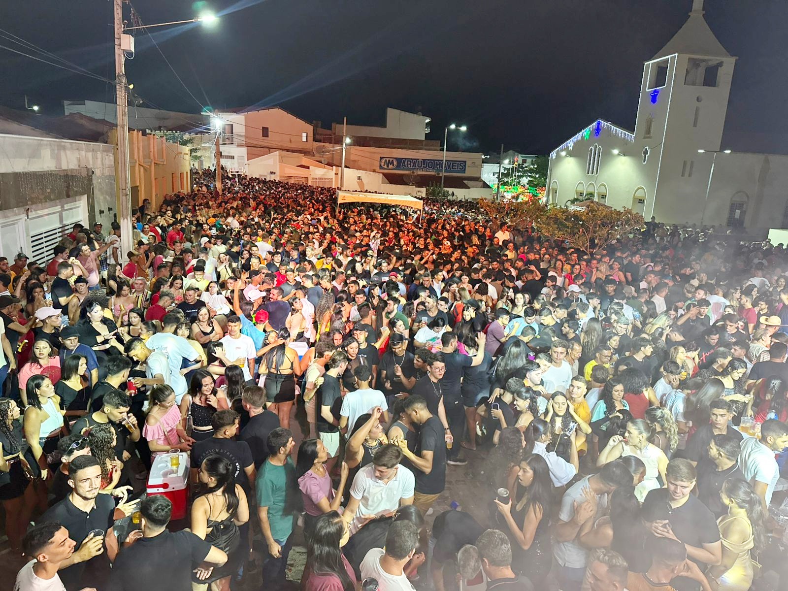 Nazarezinho celebra 63 anos de emancipação política com o maior público da história com os shows de Anísio Jr., Taty Girl e Litto Lins naza2 - Nazarezinho celebra 63 anos de emancipação política com o maior público da história com os shows de Anísio Jr., Taty Girl e Litto Lins