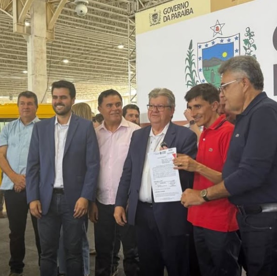 Prefeito Tairis Duarte e ex-prefeito Pedrinho Caetano agradecem ao governador João Azevedo e ao deputado Murilo Galdino pela destinação de novo ônibus escolar para Bom Sucesso BS2 - Prefeito Tairis Duarte e ex-prefeito Pedrinho Caetano agradecem ao governador João Azevedo e ao deputado Murilo Galdino pela destinação de novo ônibus escolar para Bom Sucesso