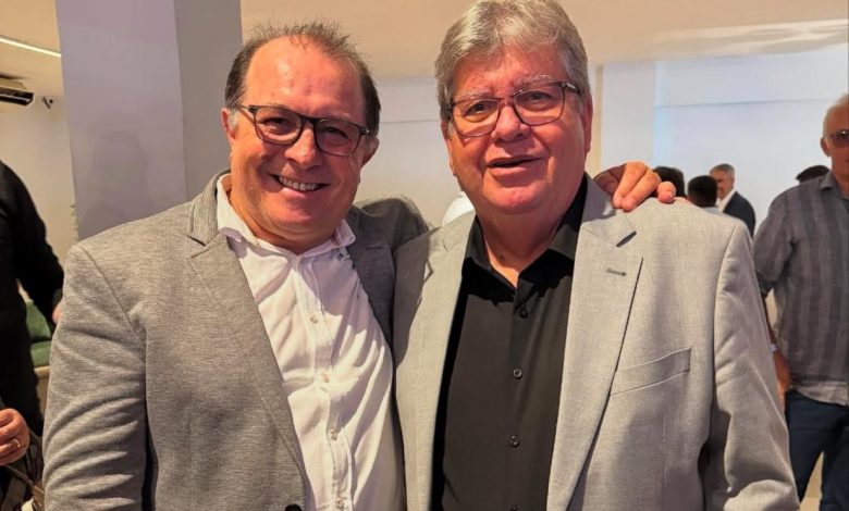 Prefeito Ceninha Lucena participa do lançamento do Programa “Paraíba 2025-2026” em João Pessoa e celebra estrada que liga o município de Bonito de Santa Fé, passando pelo distrito de Viana até a cidade de Serra Grande ceninha1 1 780x470 - Prefeito Ceninha Lucena participa do lançamento do Programa “Paraíba 2025-2026” em João Pessoa e celebra estrada que liga o município de Bonito de Santa Fé, passando pelo distrito de Viana até a cidade de Serra Grande