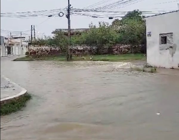 chuva 600x470 - Chuva forte volta a atingir a cidade de Sousa neste domingo e bairros são alagados