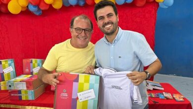 Ceninha1 390x220 - Bonito de Santa Fé: Prefeito Ceninha Lucena participa da entrega de kits escolares e fardamentos em Cajazeiras