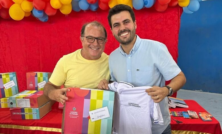 Ceninha1 780x470 - Bonito de Santa Fé: Prefeito Ceninha Lucena participa da entrega de kits escolares e fardamentos em Cajazeiras