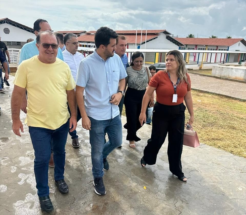 Ceninha3 - Bonito de Santa Fé: Prefeito Ceninha Lucena participa da entrega de kits escolares e fardamentos em Cajazeiras