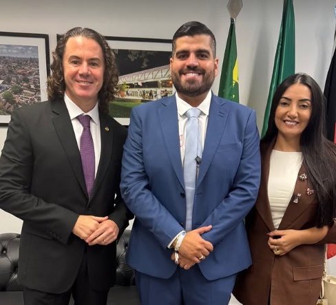 LEOMAR 1 - Prefeito de Belém de Brejo do Cruz, Leomar Maia, visita gabinete do Senador Veneziano em busca de novos recursos para o município