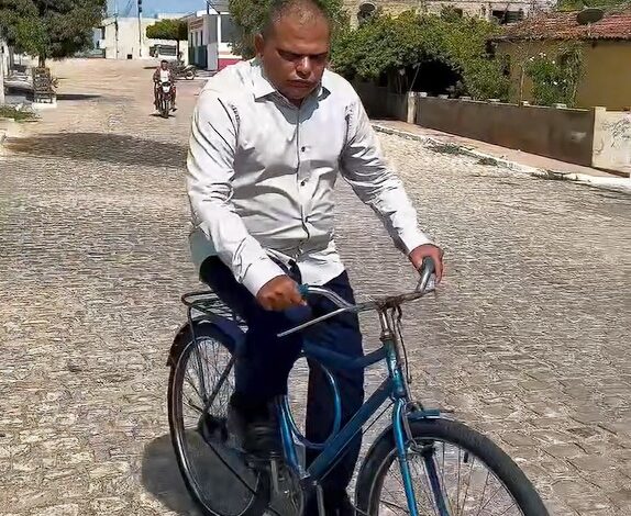 LUCIANO 574x470 - Exemplo de Superação e Inclusão: Vereador Luciano Caetano, com deficiência visual, chama atenção ao chegar de bicicleta na Câmara Municipal