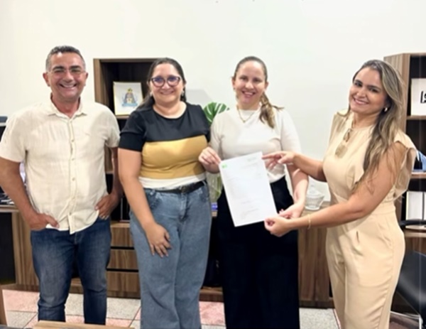 Prefeita Luana Pires assina termo de adesão ao programa “Prefeita Amiga da Criança” e reforça o compromisso com o futuro de Cajazeirinhas LuanaC - Prefeita Luana Pires assina termo de adesão ao programa “Prefeita Amiga da Criança” e reforça o compromisso com o futuro de Cajazeirinhas