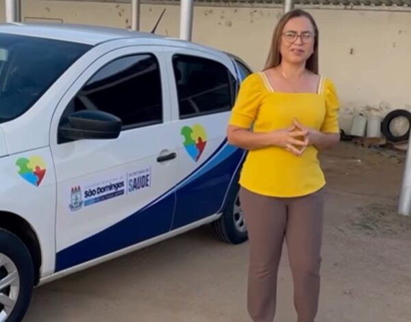 adeilsa 600x470 - Prefeita de São Domingos entrega veículo para transporte de crianças com autismo no município