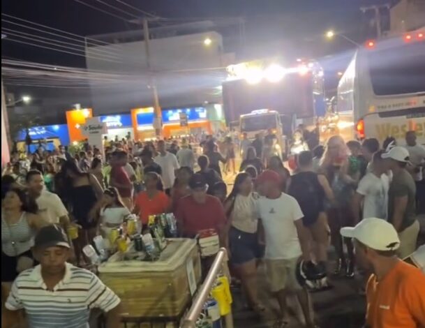 sousacarnaval 609x470 - Bloco das Virgens em Sousa: Apesar do clima e público menor, Ramon Schnayder comandou folia no trio elétrico