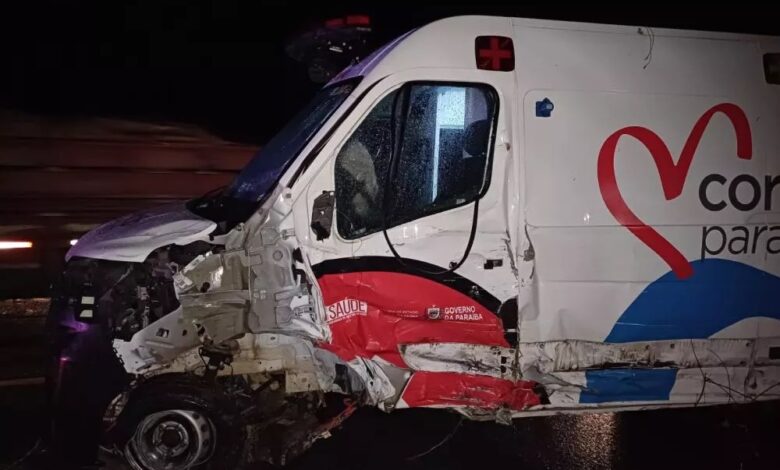 AMBULANCIA 780x470 - Acidente na BR-230 em Patos deixa feridos e causa danos em ambulância do Hospital Regional de Sousa