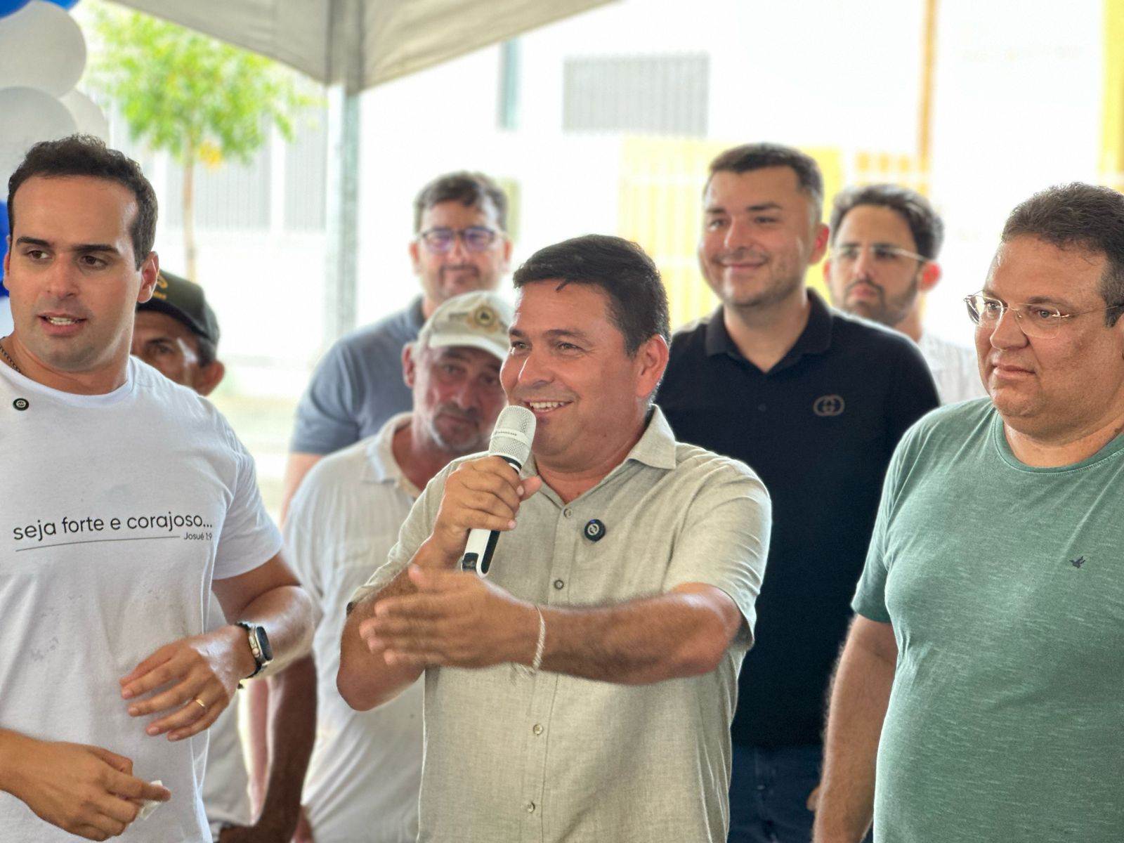 Condado3 - Governador em exercício Lucas Ribeiro inspeciona obras e pavimentação em Condado ao lado do prefeito Caio Paixão