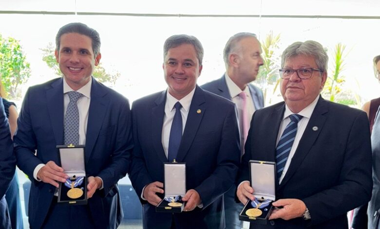 Fecomércio-PB homenageia, em Brasília, senador Efraim Filho com Medalha Mérito Comercial Corálio Oliveira efraim 780x470 - Fecomércio-PB homenageia, em Brasília, senador Efraim Filho com Medalha Mérito Comercial Corálio Oliveira